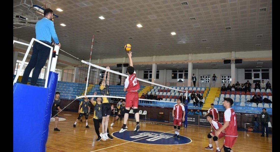 Ağrı’nın Diyadin ilçesinde kurumlar arası voleybol turnuvası başladı. Kaymakamlık koordinesinde