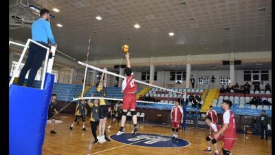 Ağrı’nın Diyadin ilçesinde kurumlar arası voleybol turnuvası başladı. Kaymakamlık koordinesinde