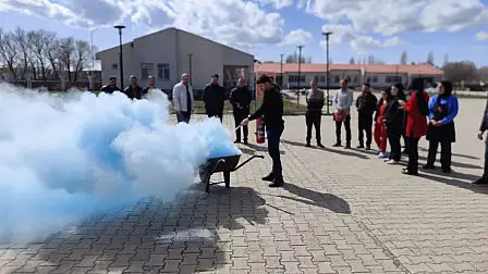 Engelsiz Yaşam Merkezi’nde düzenlenen uygulamalı yangın tatbikatında, tahliye ve müdahale
