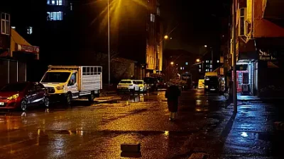 Kentte aniden bastıran yağış nedeniyle bazı noktalarda su birikintileri oluştu,