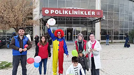 Ağrı’da 23 Nisan kapsamında hastanede tedavi gören çocuklar ziyaret edilerek
