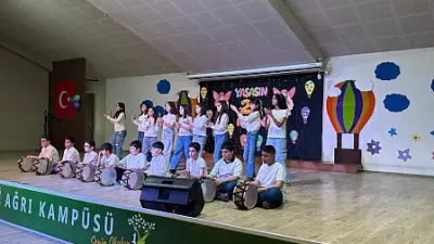 Ağrı Doğa Koleji’nde düzenlenen 23 Nisan programında salon tamamen dolarken,