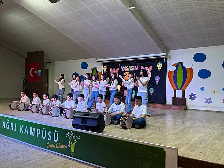 Ağrı Doğa Koleji’nde düzenlenen 23 Nisan programında salon tamamen dolarken,