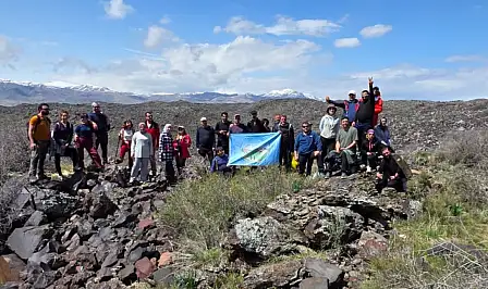 Ağrı’da bir araya gelen doğa tutkunları, hem doğa yürüyüşü yaptı