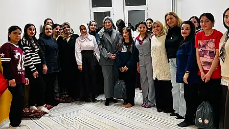 Doğubayazıt’ta kız öğrenci pansiyonunda düzenlenen programda gençlere hem bilgilendirici eğitimler