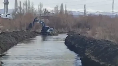 Valilik koordinasyonunda DSİ ekiplerince yürütülen çalışmalar kapsamında dere yataklarında düzenleme,