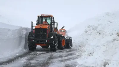 Yoğun kar ve tipi nedeniyle günlerdir kapalı olan Kağızman-Ağrı kara