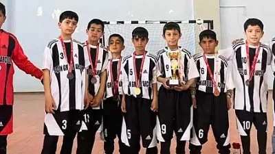 Turnuvadan başarıyla dönen Patnoslu minik futbolcular, ilçede sevinç gösterileriyle karşılandı.