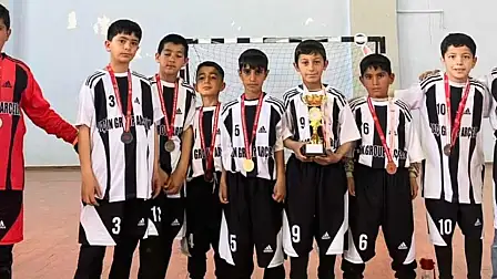 Turnuvadan başarıyla dönen Patnoslu minik futbolcular, ilçede sevinç gösterileriyle karşılandı.