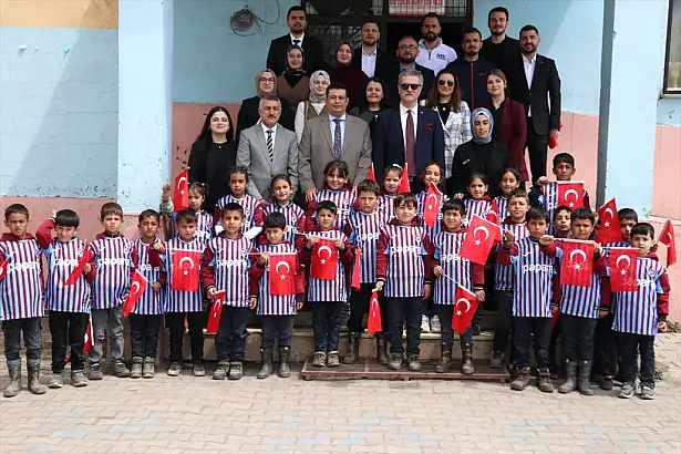 Köy okulundaki miniklere gönderilen formalar büyük sevinç yaşattı
