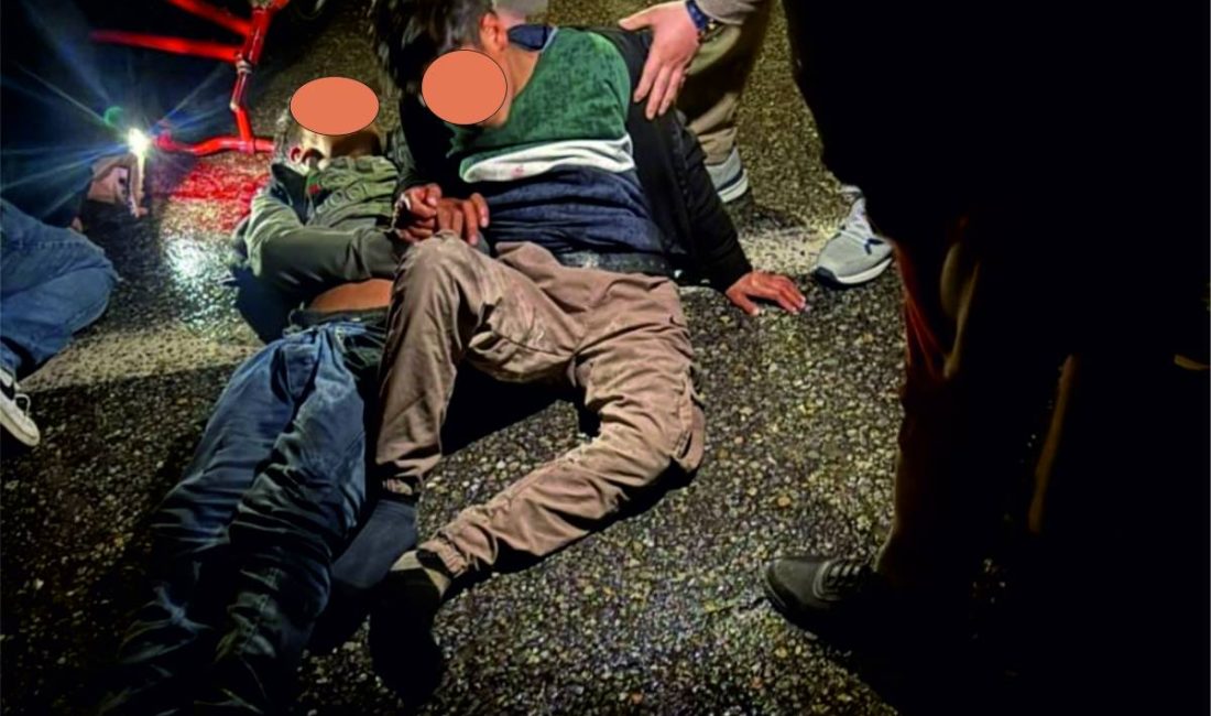 Patnos’ta çöp toplama alanında geri dönüşüm malzemesi topladıkları belirtilen iki