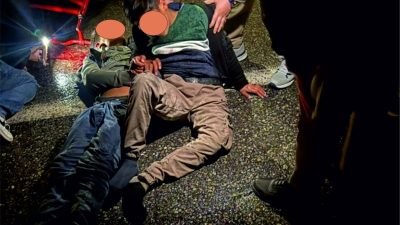 Patnos’ta çöp toplama alanında geri dönüşüm malzemesi topladıkları belirtilen iki