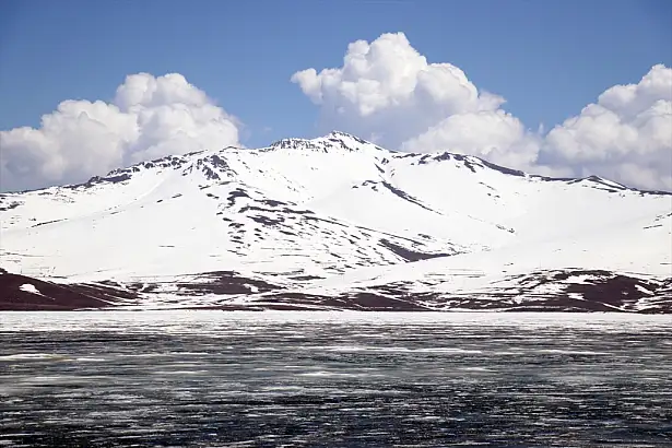 Ağrı’da bahar takvimi adeta tersine döndü. Türkiye’nin birçok kentinde sıcaklıklar