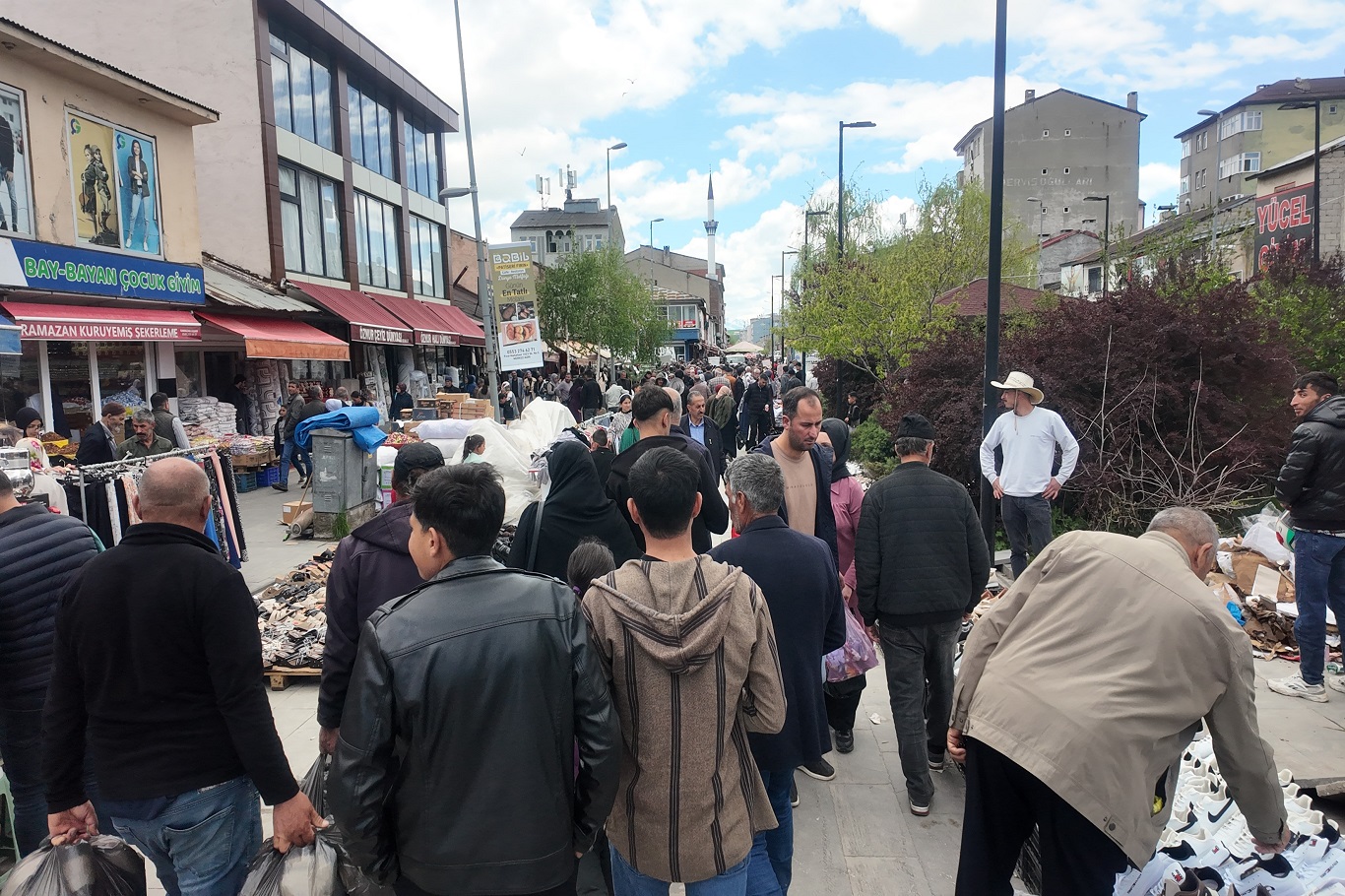 Kurban Bayramı’na sayılı günler kala Ağrı’da çarşı ve pazarlarda yoğunluk