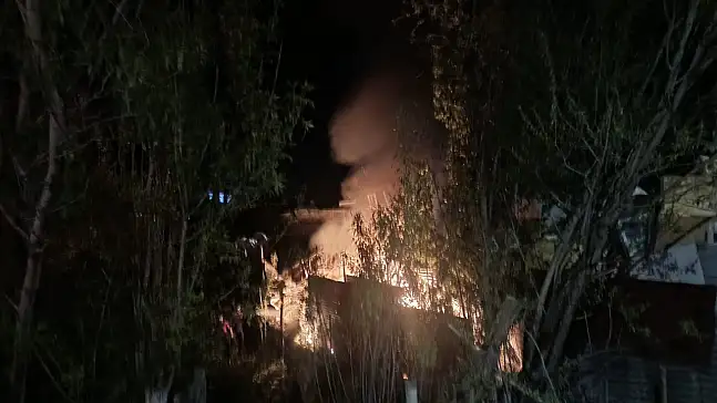 Ağrı’da geceyi alevlere teslim eden bir olay yaşandı. Çevre yolu