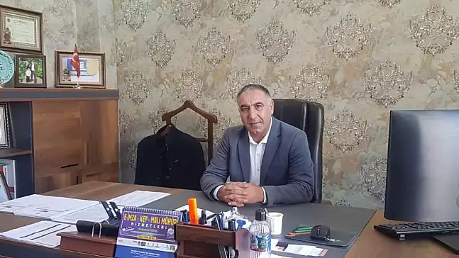 Ağrı'nın tanınan meslek insanlarından mali müşavir Nesim Akdeniz, çalışma ofisinde