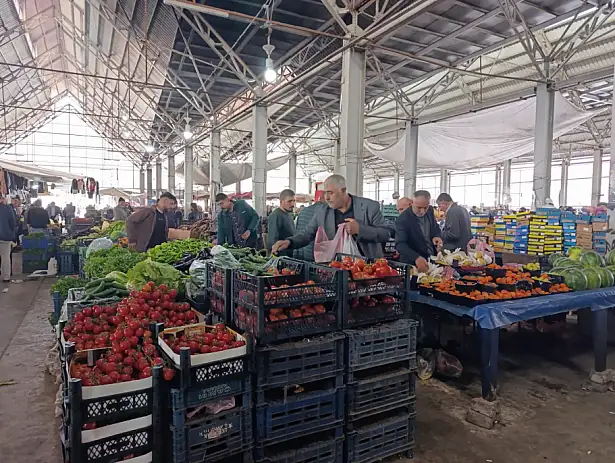 Ağrı merkezdeki sebze hali, Kurban Bayramı öncesi yoğun bir hareketliliğe