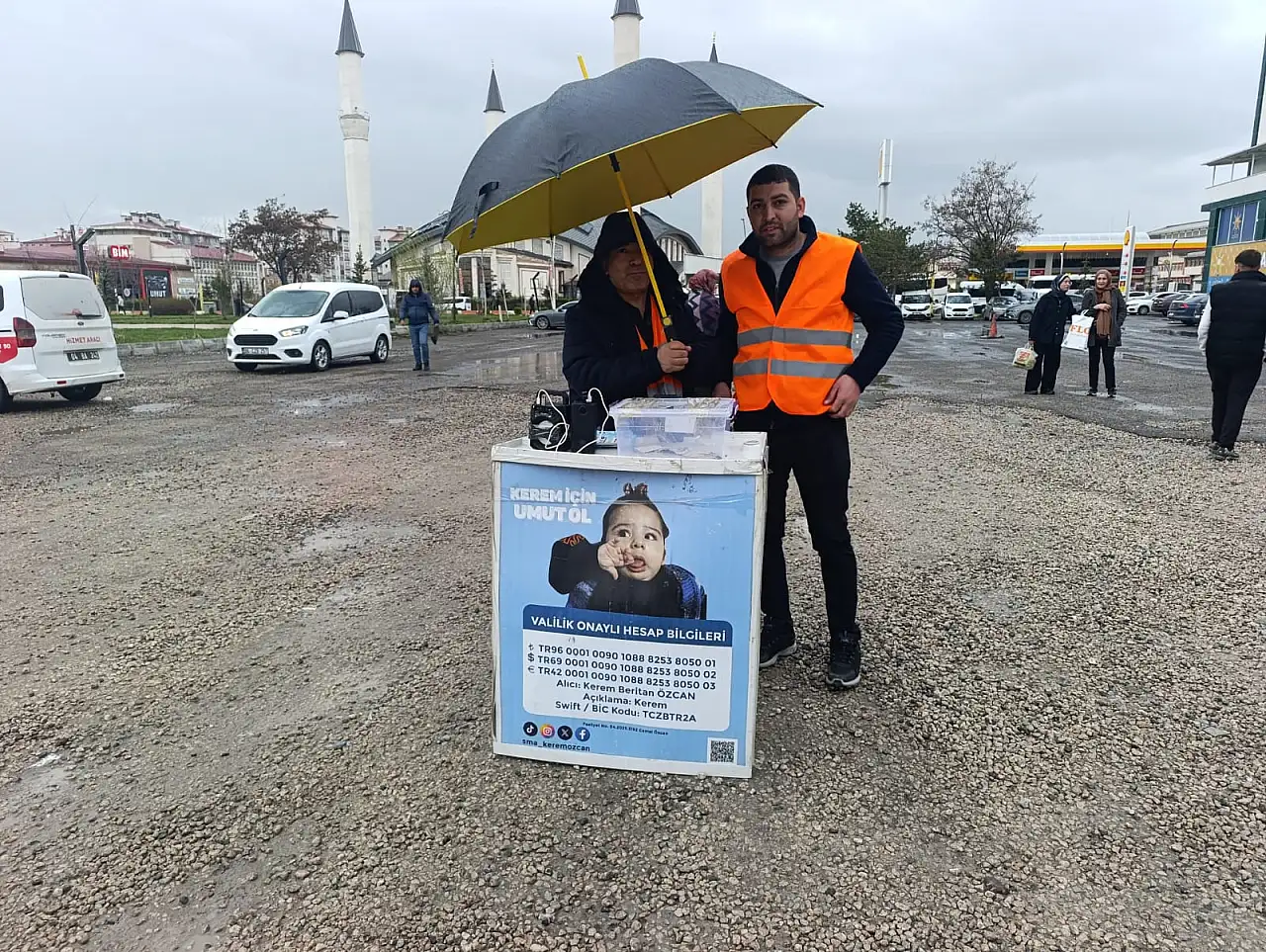Ağrı’da etkisini artıran yağışlı havaya rağmen bir babanın saatler süren