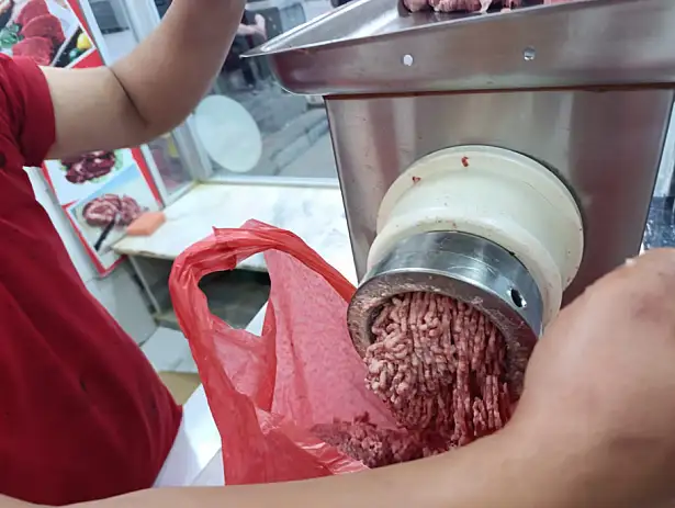 Kurban Bayramı’nın ilk gününde, sabahın erken saatlerinde başlayan dini vecibelerin