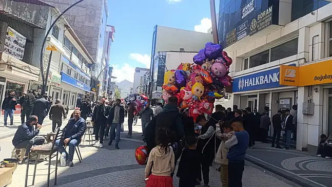 Kurban Bayramı yaklaşırken Doğubayazıt ilçe merkezinde günlük yaşamın ritmi belirgin