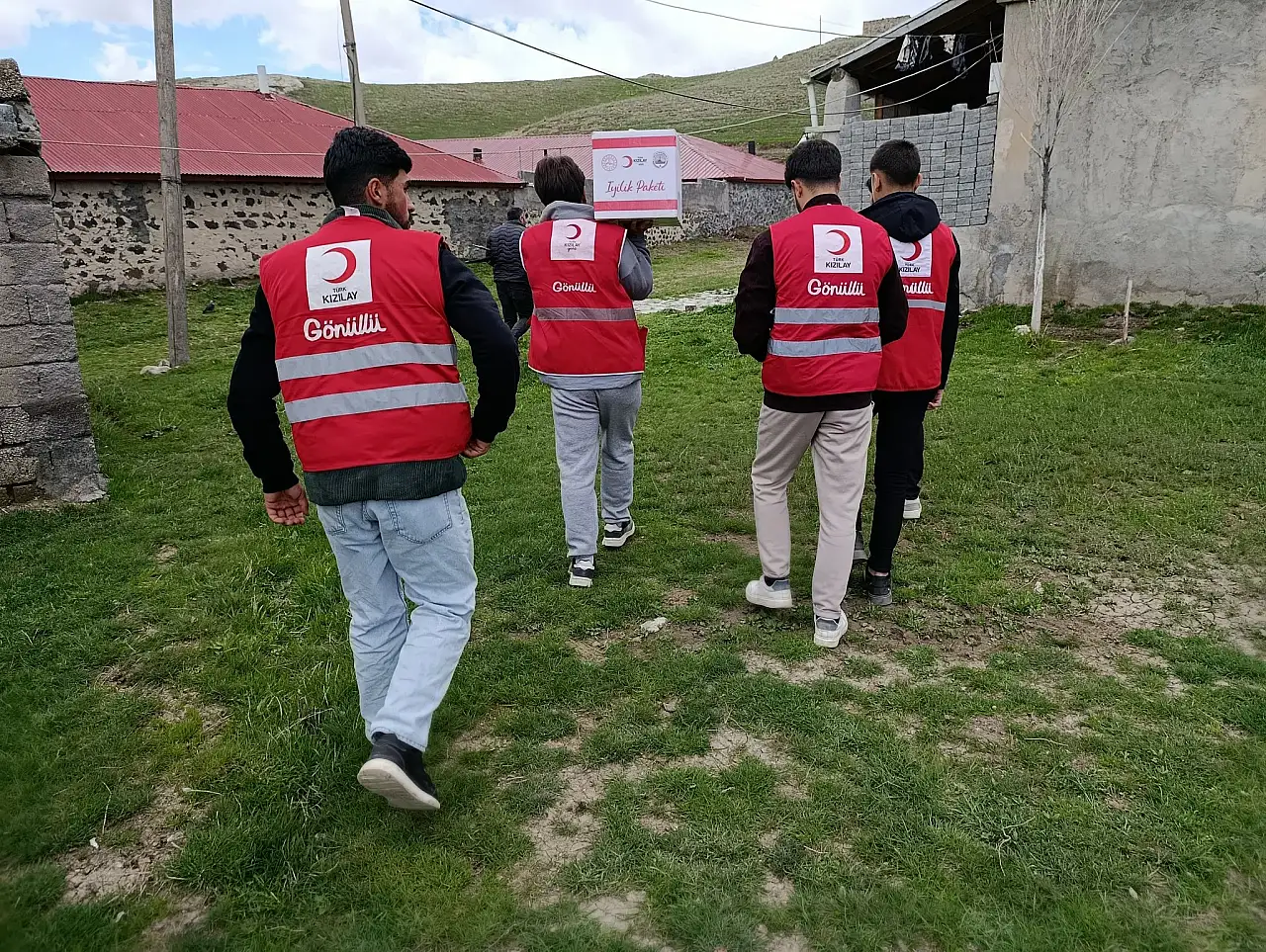 Türk Kızılay, Ağrı’nın Diyadin ilçesinde yürüttüğü yardım faaliyetleriyle ihtiyaç sahibi
