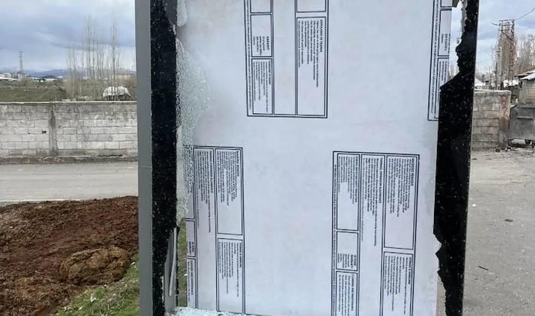 Ağrı’da kamuya ait bir otobüs durağında yaşanan vandalizm olayı, şehirde