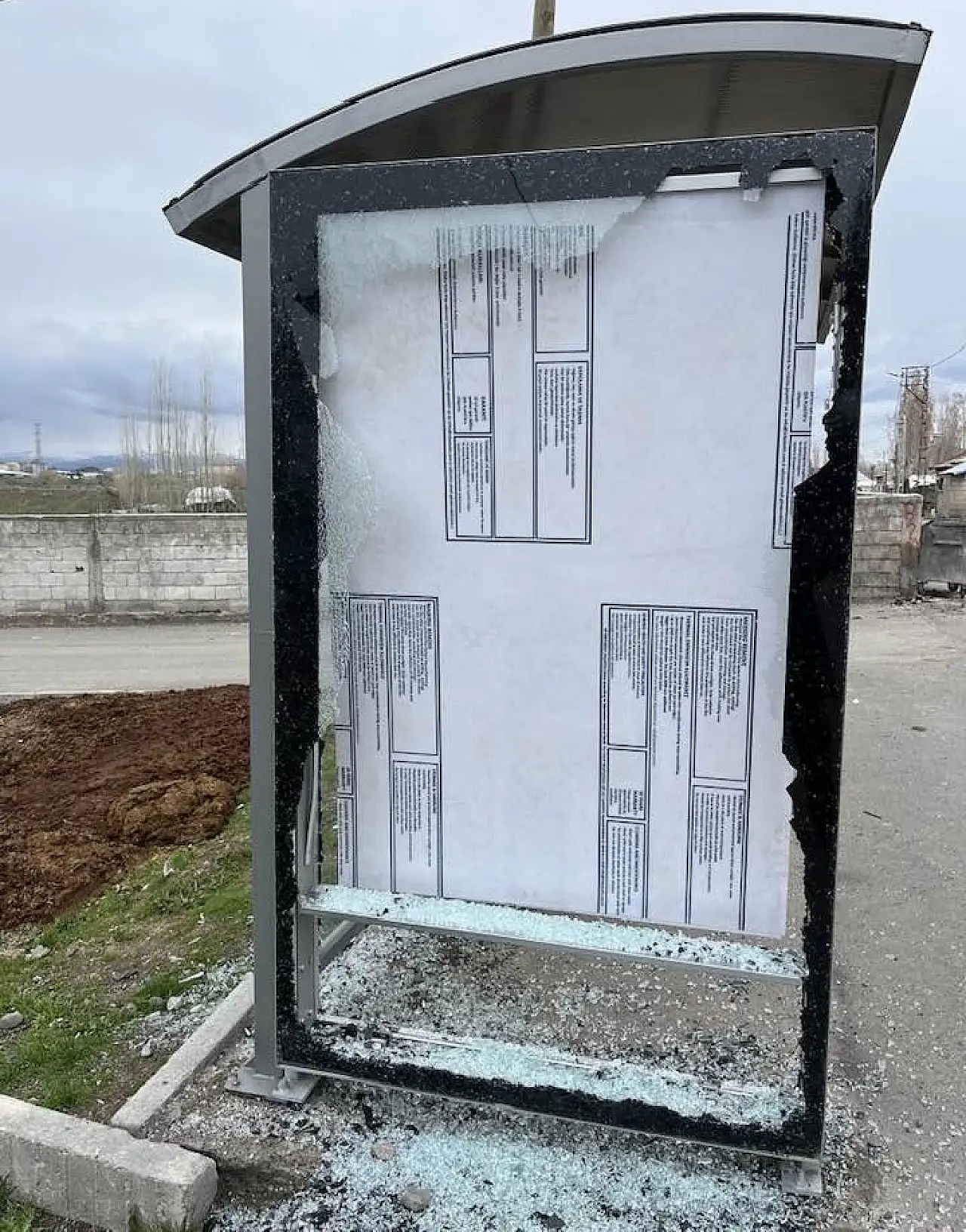 Ağrı’da kamuya ait bir otobüs durağında yaşanan vandalizm olayı, şehirde