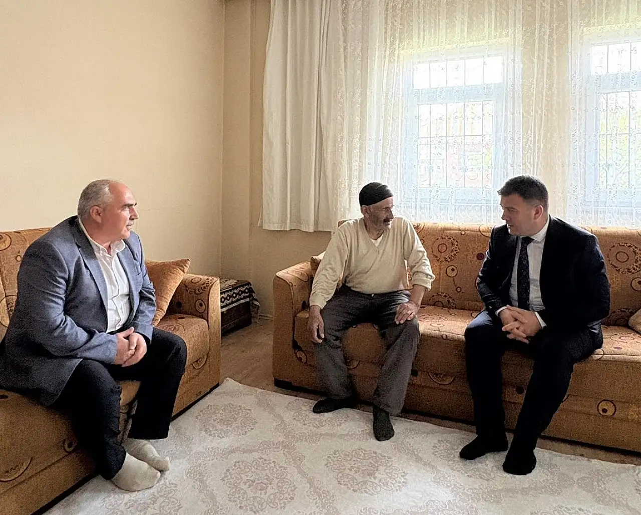 Patnos Kaymakamı Burak Dertlioğlu, Kurban Bayramı dolayısıyla ilçedeki şehit ailelerini
