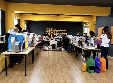 Sosyal sorumluluk projelerinin çevre bilinciyle birleştiği modern eğitim yaklaşımları, genç