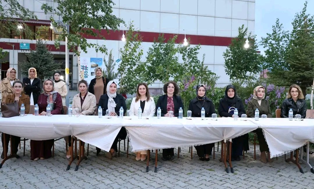 Yükseköğrenim hayatlarını başarıyla tamamlayan gençlerin akademik ve sosyal gelişim süreçlerini